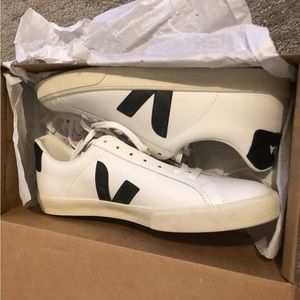 New Veja campo size EU 43. Men’s size 10.